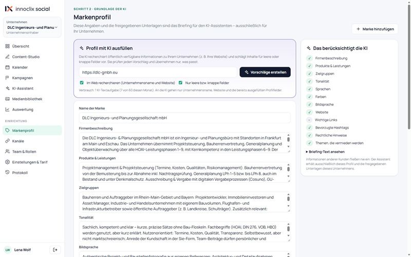 Screenshot von innoclix social, Ansicht Markenprofil: Das Briefing für die KI: Firmenbeschreibung, Leistungen, Zielgruppen, Tonalität und mehr – auf Wunsch schlägt die KI Inhalte aus öffentlich verfügbaren Informationen vor, übernommen wird nur, was passt